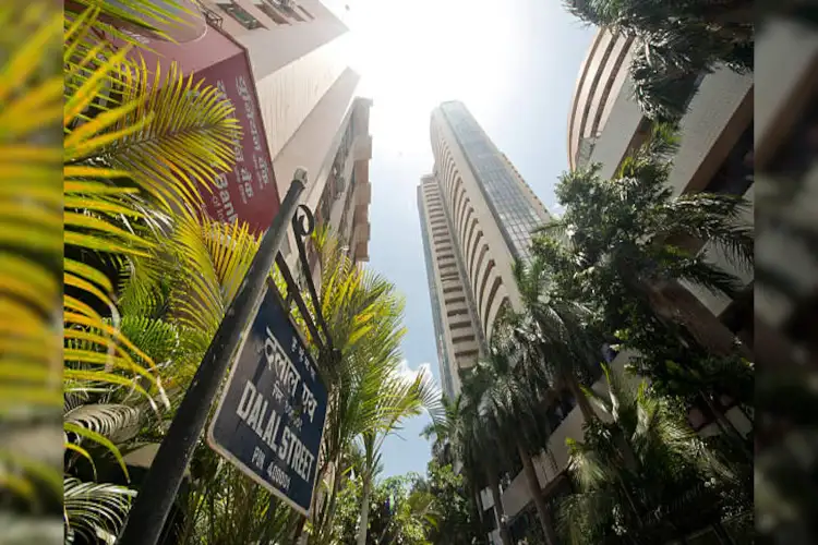 Sensex jumps 879 points, Nifty gains 1.3% as IT stocks lead market recovery