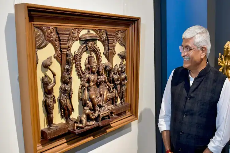 18 mementos from Andhra Pradesh, featuring Kondapalli Woodcraft, Kalamkari art, commemorative gifts, part of PM mementos e-auction