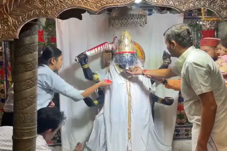 Haryana: Goddess Kaali at Ambala Temple bathed with 300 kg of milk on third day of Navratri 