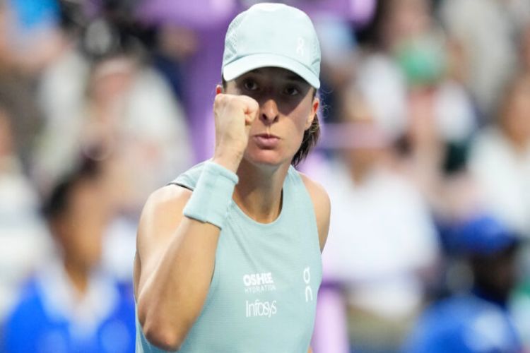 Swiatek reaches last 16 at Wuhan Open