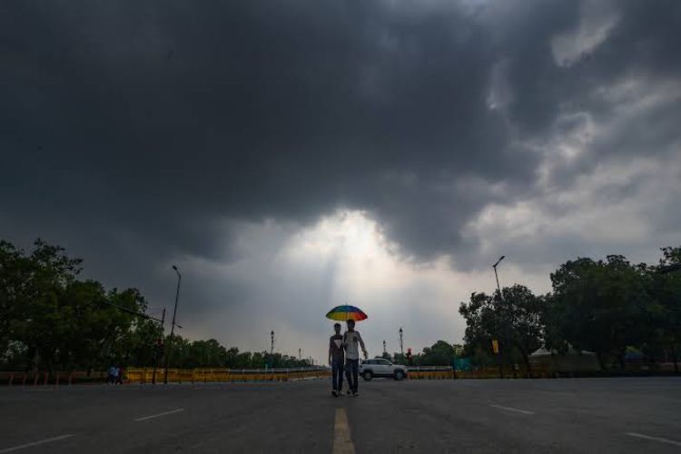 Rain and dark clouds in Delhi, rain expected again at midnight