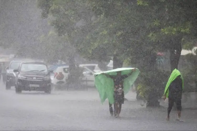 Heavy rainfall lashes parts of Delhi; IMD forecasts thunderstorms, lightning and gusty winds