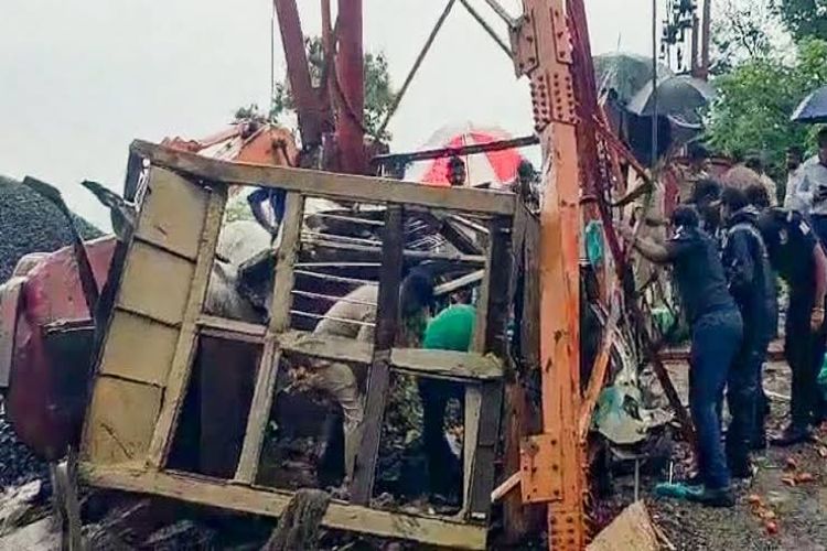 A cargo ropeway trolley met with an accident in Gujarat's Pavagadh; no casualties reported.