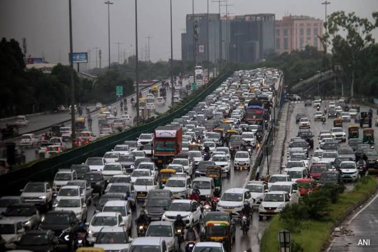 Heavy rains in Delhi disrupt traffic movement, leading to long traffic jams in several areas
