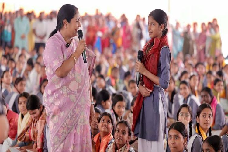 Chief Minister Rekha Gupta distributed bicycles to 1400 girl students of various government schools.