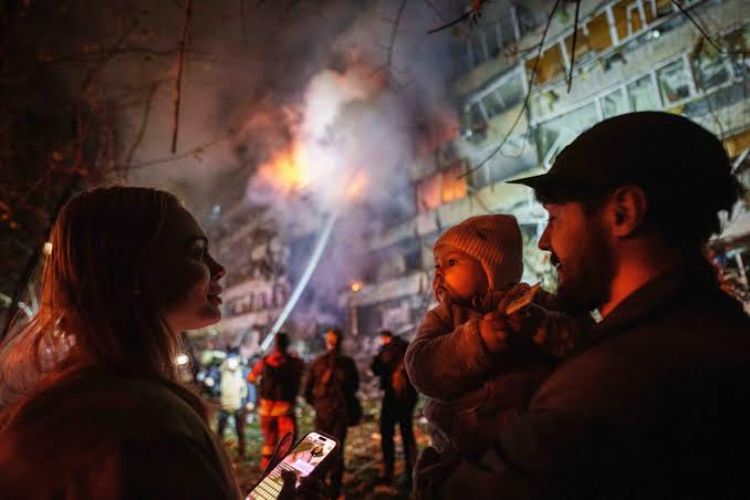 Is the US restricting Starlink services in Ukraine? This could have devastating consequences.