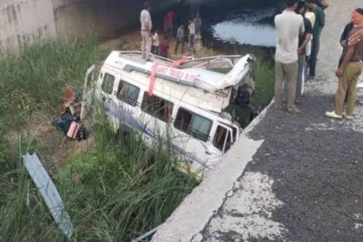 Rajasthan: Mini bus falls into 15-foot-deep drain on Delhi-Mumbai Expressway, eight people killed