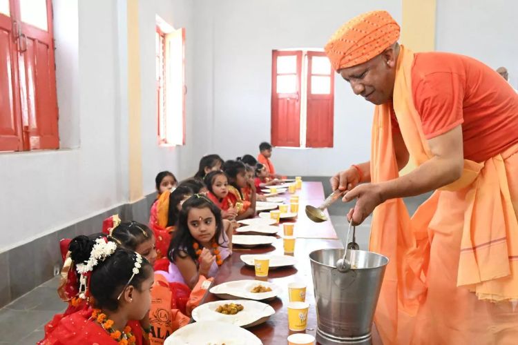 Yogi Adityanath performed Kanya Pujan on Mahanavami.
