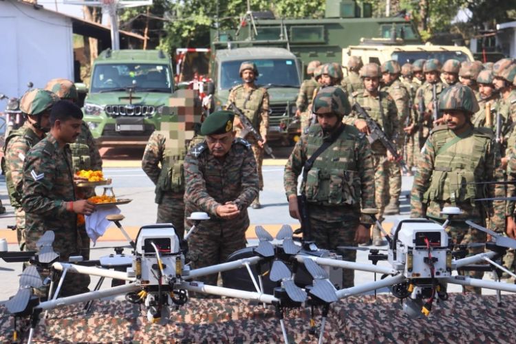 Army's Western Command Commander visits forward areas in Jammu sector