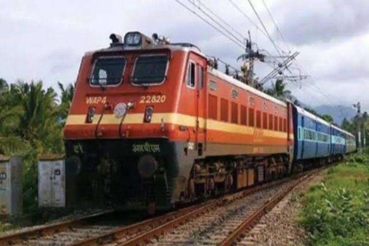 Lucknow Varanasi Intercity Express guard injured after being pelted with stones by unidentified persons
