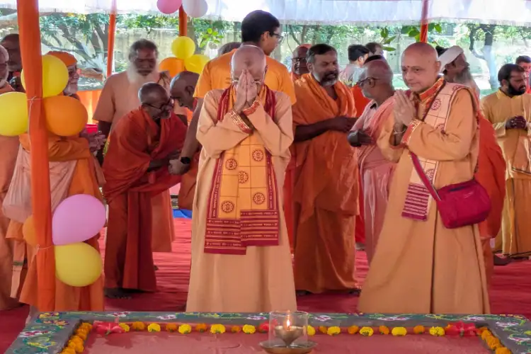 Odisha: International Yoga Guru Niranjanananda Saraswati pays tribute at Shodashi Puja of Swami Swarupananda in Bhubaneswar