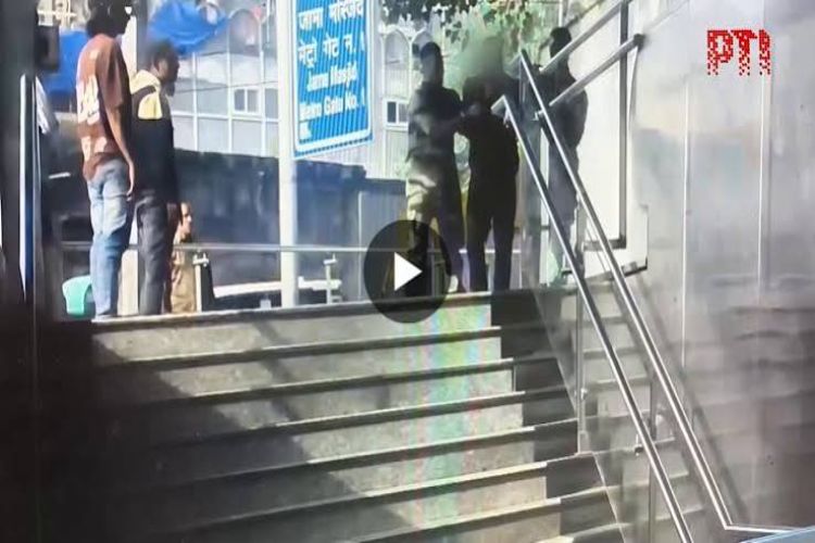 CISF jawan rewarded for nabbing suspect at Delhi Metro station