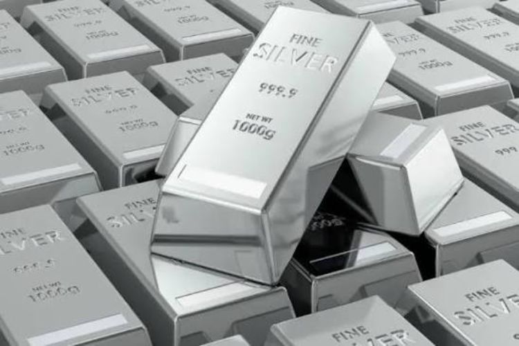 Silver futures rise to Rs 1.96 lakh per kg amid firm global market