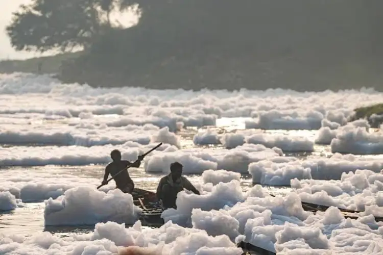 Delhi records 'moderate' air quality, AQI at 168; toxic foam resurfaces on Yamuna