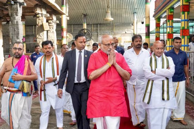 Vice President offers prayers at Padmavathi Temple in Tiruchanur, Tirupati