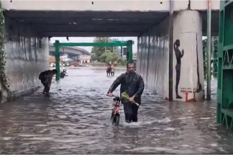 Cyclone Arnab nears Andhra coast, landfall expected on October 28; heavy rain, flight cancellations reported