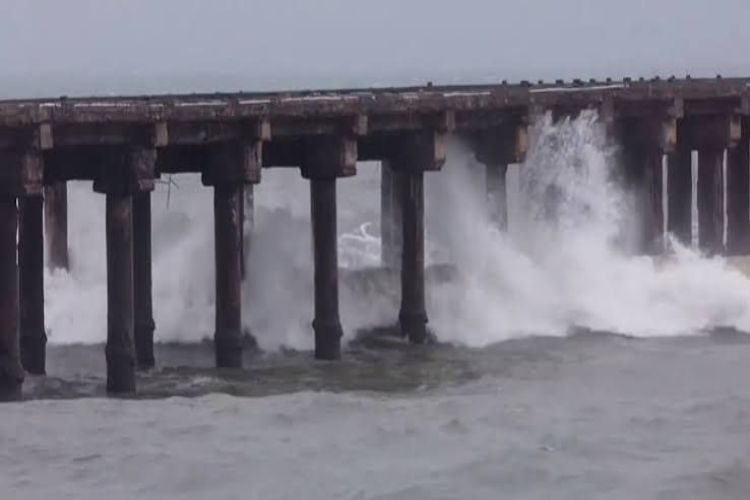 Cyclone Arnab crosses Andhra Pradesh coast, weakens into a severe cyclonic storm