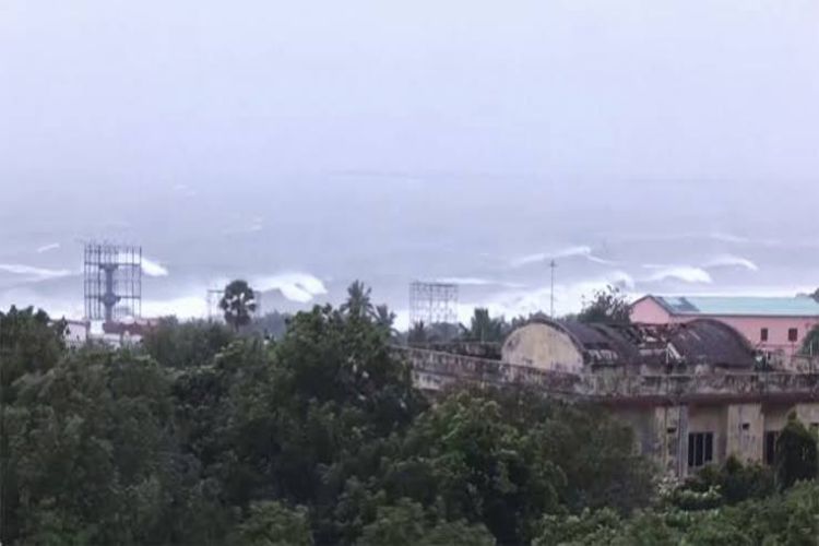 Heavy rains are expected in many parts of West Bengal till October 31 due to the impact of Cyclone Arnab.