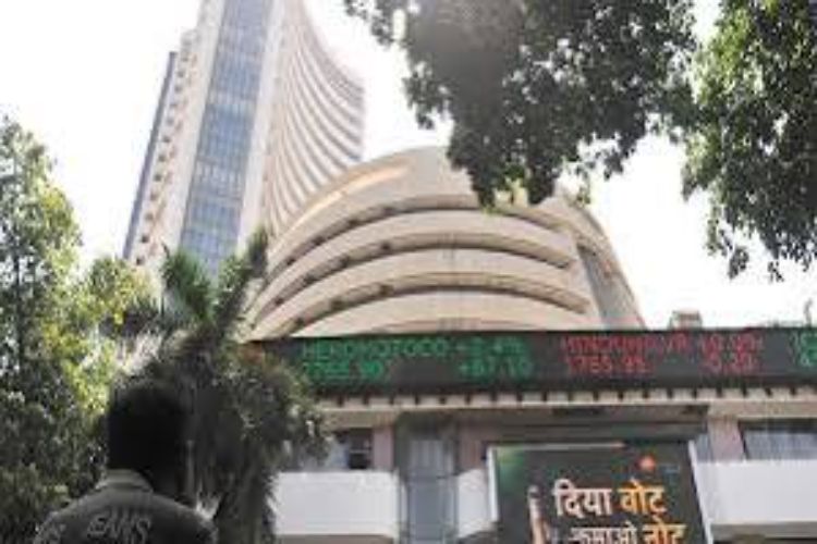 Sensex drops 353 points on selling in Reliance, IT stocks