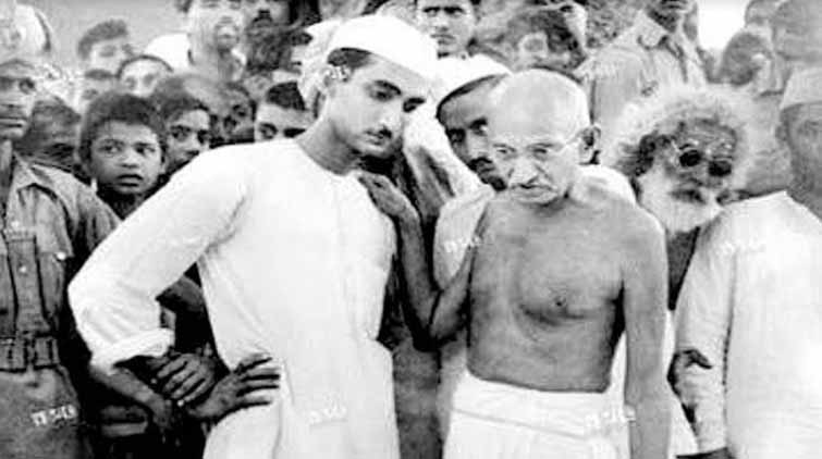 महात्मा गांधी और प्रो. अब्दुल बारी में वार्ता