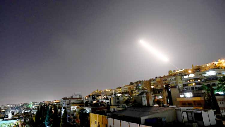 इजराइल ने दमिश्क पर दागीं मिसाइलें