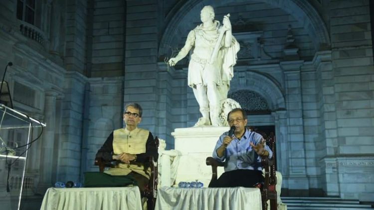 नवाब वाजिद अली शाह के प्रपोत्र शहंशाह मिर्जा (जैकेट में)