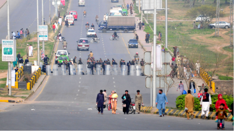 इस्लामाबाद में रास्तों पर लगाए अवरोधक (फाइल फोटो)