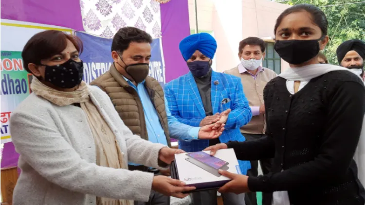 जम्मू-कश्मीर में स्कूल शिक्षा निदेशक जम्मू अनुराधा गुप्ता ने मेधावी छात्रों टैबलेट वितरित किए