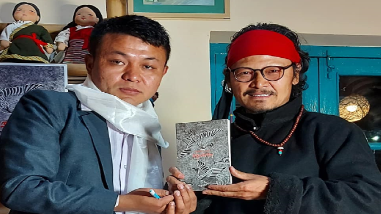 तिब्बती एक्टिविस्ट एवं लेखक तेनजिन त्सुंडु (माथे पर लाल पटका पहने हुए)