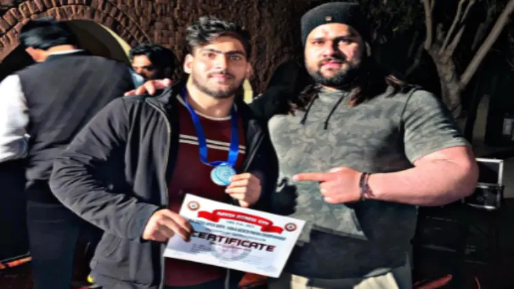 पावर लिफ्टिंग चैंपियनशिप में अलीजान को सर्टिफिकेट और मेडल देकर सम्मानित करते हुए हरियाणा और पंजाब के चौंपियन विक्रम फौगाट 