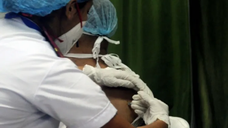 वैक्सीन लगवाने के बाद बुखार की चपेट में आई आंध्र की महिला ने तोड़ा दम