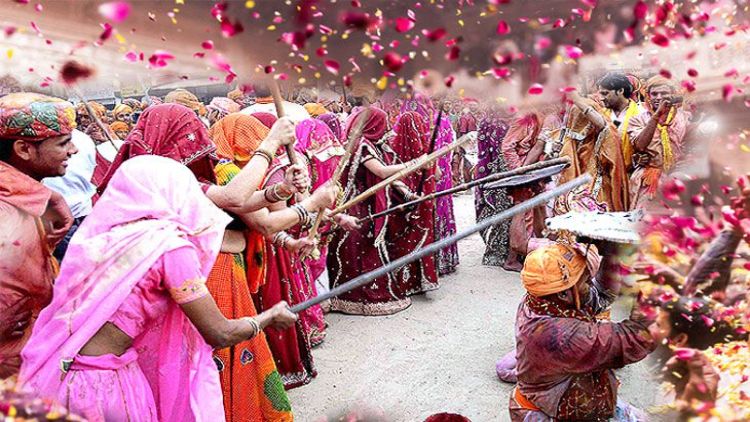 पाकिस्तान के हिंदुआंे की फीकी होली मंे रंग भर रहीं उत्तर प्रदेश के मंदिरों की रंगीन तस्वीरें