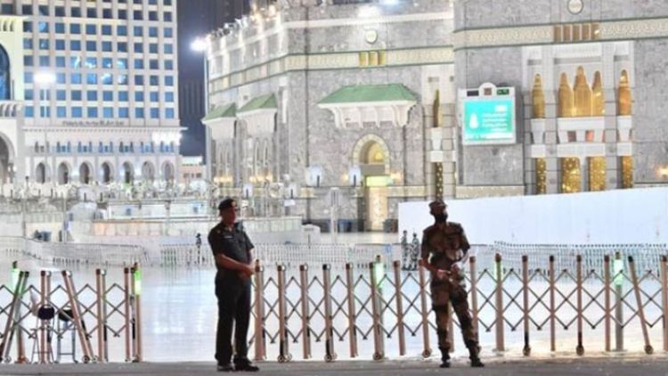 मक्का की मस्जिद से हथियार के साथ एक गिरफ्तार