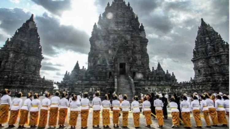 इंडोनेशिया में हिंदू और बौद्ध मंदिरों की समृद्ध श्रंखलाए हैं