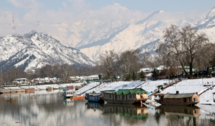 कश्मीर में हाड़ कपाने वाली ठंड से राहत