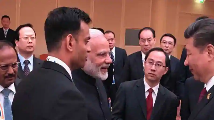 भारत के प्रधानमंत्री नरेंद्र मोदी और चीन के प्रमुख शी जिनपिंग. महामारी के दौरान दुनिया के इन दो शीर्ष नेताओं की छवि में जमीन-आसमान का अंतर आया.