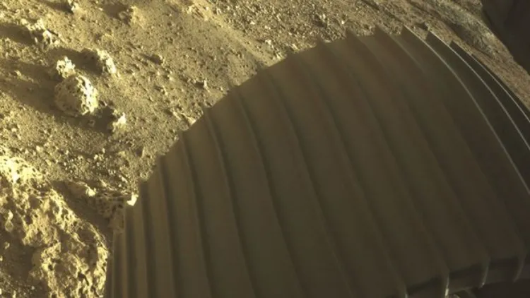 नासा के रोवर ने मंगल की पहली रंगीन तस्वीर व एक सेल्फी भी भेजी