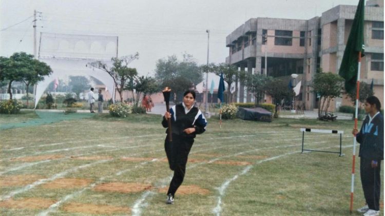 राहिला बानो हाथों में मशाल लेकर एक खेल प्रतियोगिता का शुभारंभ करती हुईं.