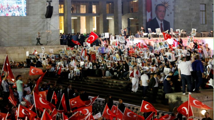 तुर्की के लोग संसद के बाहर रैली करते हुए