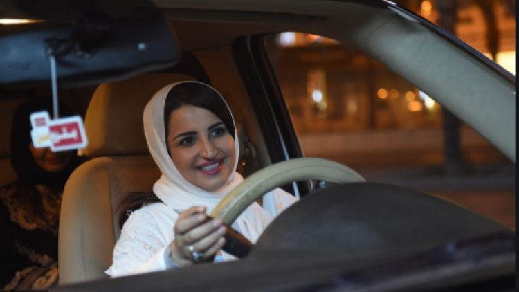 सऊदी अरब की महिला ड्राईविंग करते हुए.