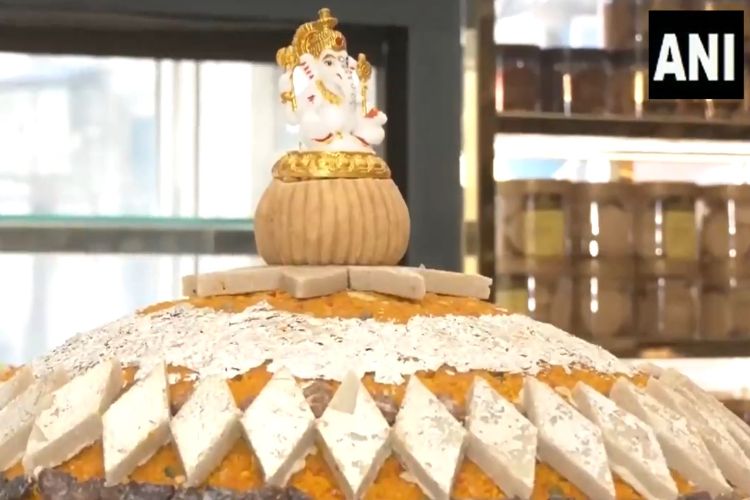  Varanasi by cutting a cake made from 54 kg of laddus.