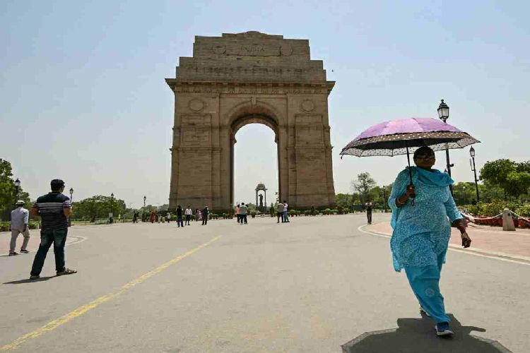 Delhi records minimum temperature at 20 degrees Celsius, air quality in 'moderate' category