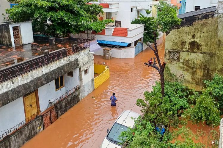 Heavy rains disrupt normal life in Puducherry, waterlogging in low-lying areas